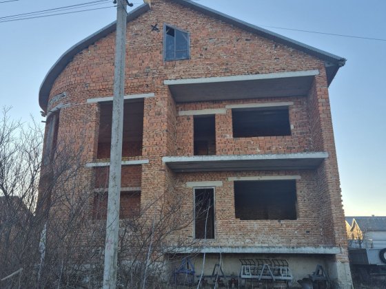 Незавершене будівництво 2-х поверхового житлового будинку в м.Гусятин