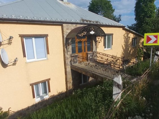 Двух поверховий будинок