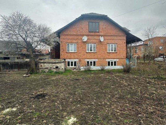 Власник.Продам будинок в центрі монастириська біля школи жилий стан