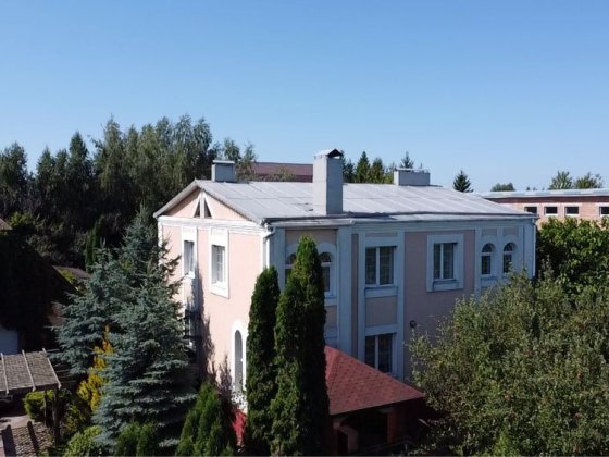 Будинок з басейном