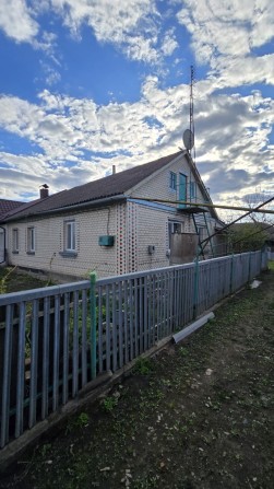 Будинок зі зручностями, гаражем, сараєм та городом - фото 1