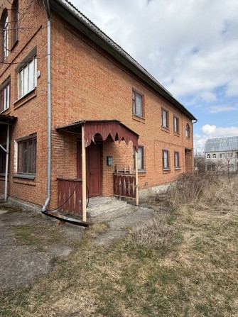 Продається цегляний будинок з підвалом та хозбудівлями - фото 1