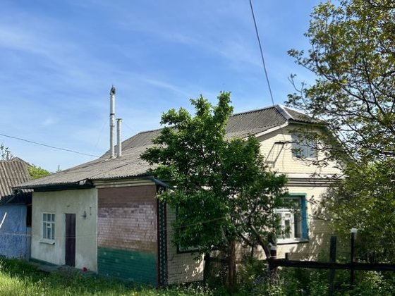Добротний будинок біля міста