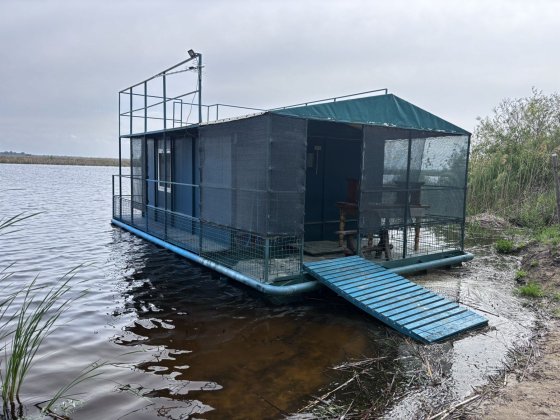 Домік на воді,на плаву,фасад залізний,в середині пінопласт оббитий вагонкою Коробовка