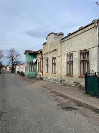 Продам 2/3 будинку з окремим входом у м. Вижниця - фото 1