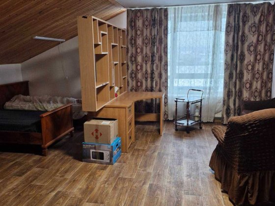 Простора студія в пентхаусі поруч з центром.