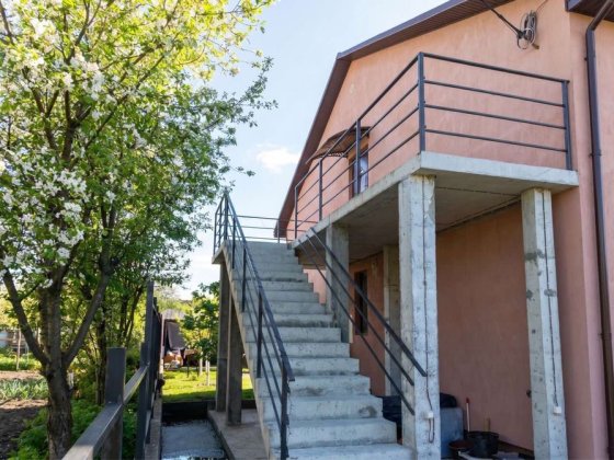 Оренда квартири БЕЗ КОМІСІЇ в домі в часному секторі. 2й поверх 2 кімнати 60 м2. Білогородка