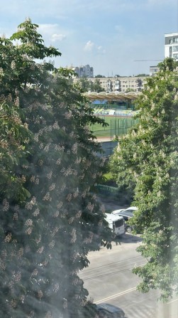 Кімната в гуртожитку на Грушевського з вікном на Стадіон - фото 1