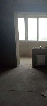 Продается 1 комнатная квартира на Сахарова в кирпичном доме - фото 1