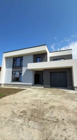 Терміновий продаж Окремий будинок з басейном та сауною гаражем чорновий ремонт , особняк , розтермін - фото 1