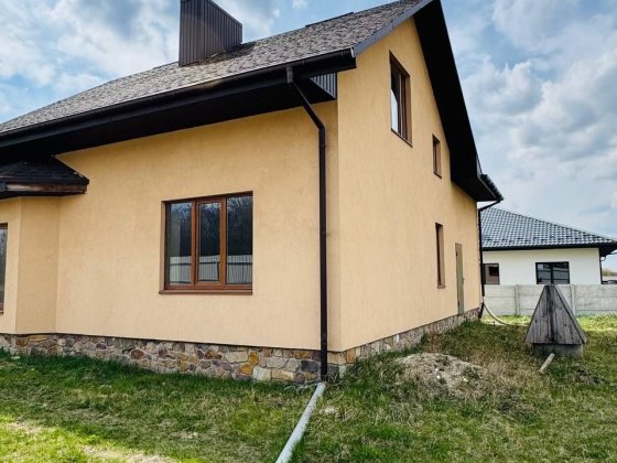 Є Новобудова з гаражем та приватизованою ділянкою 15 соток Ровно