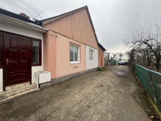 Продам будинок з великою ділянкою