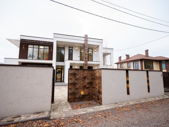 Продається шикарний 4 кімнатний Будинок на  Окружному Масиві. Винница