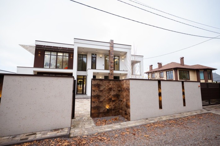 Продається шикарний 4 кімнатний Будинок на  Окружному Масиві. - фото 1