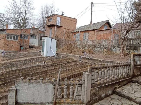 Продаж  будинку з двоповерховим гаражем недалеко від центру міста, 17.5 соток землі. Винница