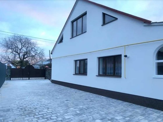 Приватний будинок, з цегли та газифікований. Велика ділянка.