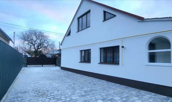 Приватний будинок, з цегли та газифікований. Велика ділянка. - фото 1
