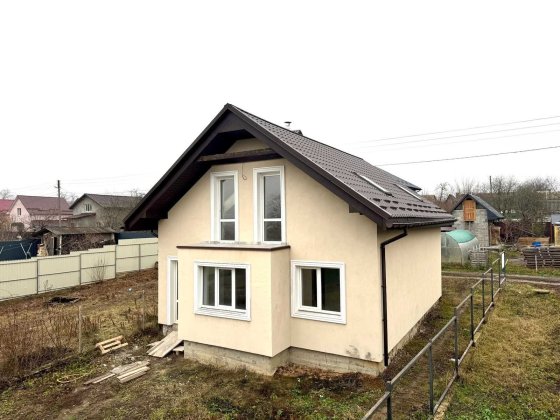 Продаж двоповерхового будинку з видом на місто