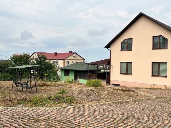 Продаж приватного будинку з земельною ділянкою