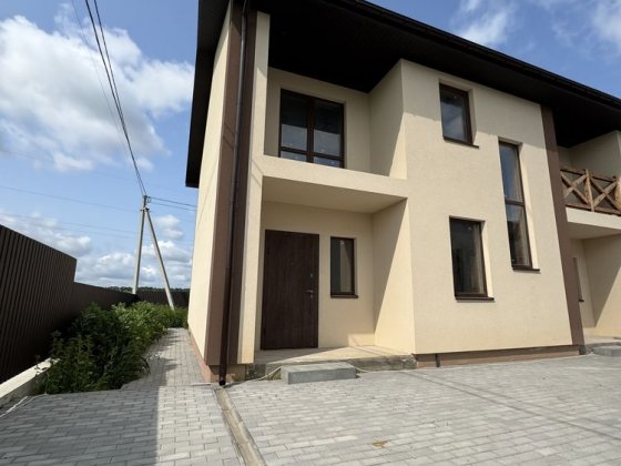 ТАУНХАУС кутовий на перемичці з центральною водою Винница