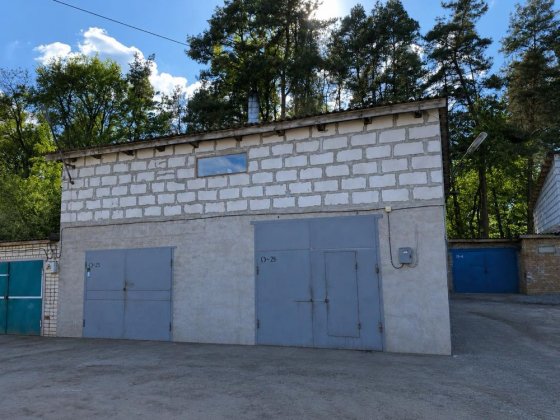 Продається гараж(бокс) з підйомником