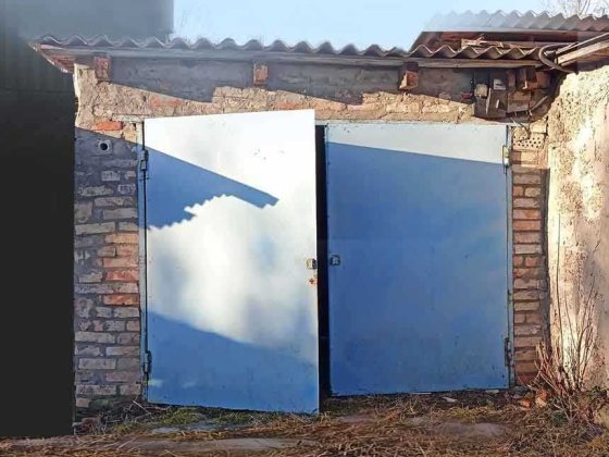 Гараж у коледжі, із погребом