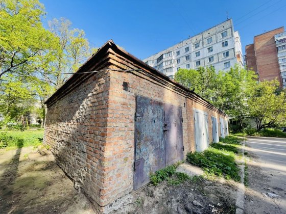 Цегляний гараж, р-н 4 стара поліклініка
