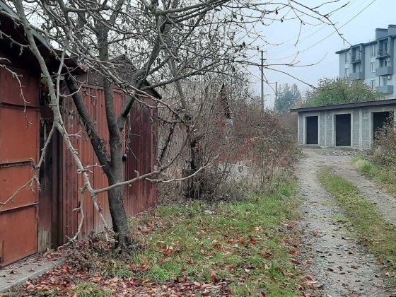 Продається просторий гараж (з місцем) у м. Ужгород (або оренда)