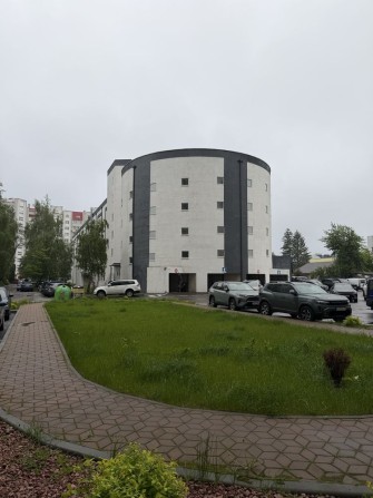 Здам гараж по Тобілевича -1 й поверх одразу біля вʼізду - фото 1