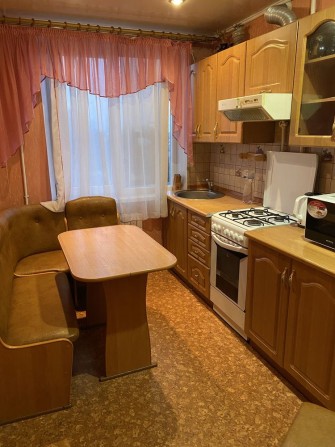 Здаю 2х кімн квартиру в центрі міста є вмі меблі та техніка - фото 1
