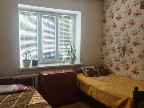 Здам  кімнатну  в 4 кімнатному  будинку  для  дівчини  , жінки Кам'янець-Подільський