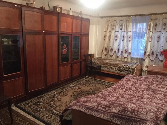 Здається місце в кімнаті для дівчини Ровно