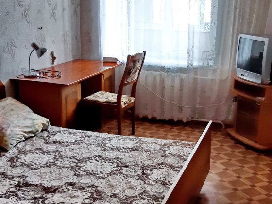 Здам дівчині, кімнату 12м2 в 2-х кімнатній квартирі.  Комунальні порівно. Черкаси