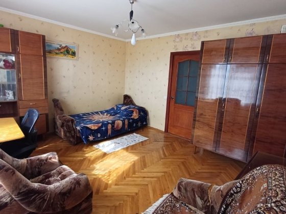 Кімната в двокімнатній квартирі