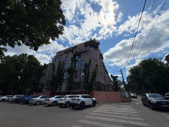 Нова будівля в центрі міста, Старокозацька 20, на перехресті.