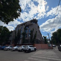 Нова будівля в центрі міста, Старокозацька 20, на перехресті. Днепр
