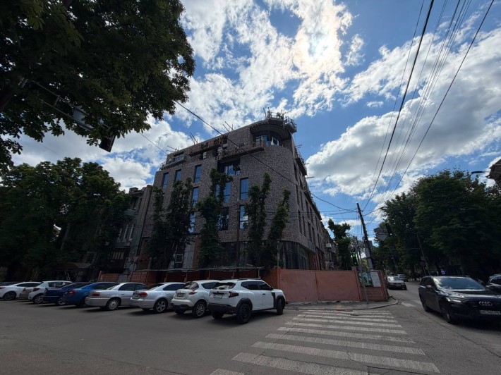 Нова будівля в центрі міста, Старокозацька 20, на перехресті. - фото 1