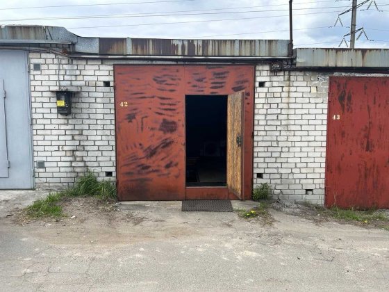 Продам гараж,Деснянський район ,вулиця Пухівська,гаражний кооператив Киев
