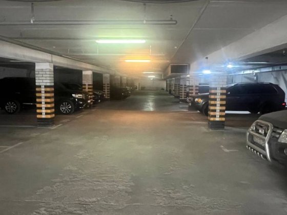 Продам паркомісця у закритому  паркінгу Дніпро