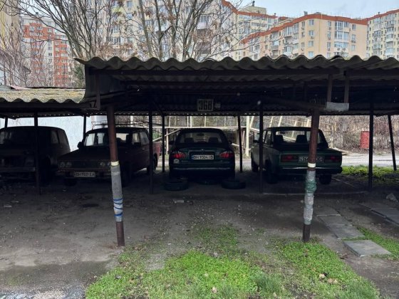 Место на крытой стоянке