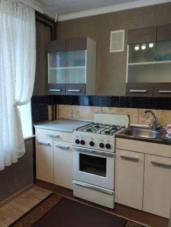 Сдам 1к комн комнатную кв-ру 9000 Правый берег - фото 1