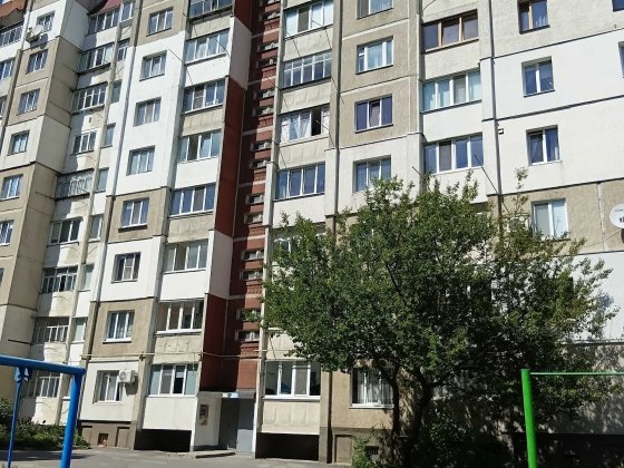 Здається 1 кім Озерна біля нової  школи Хмельницький