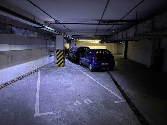 Оренда невеликих паркомісць для автомобілів або мотоциклів Wi-Fi/WC