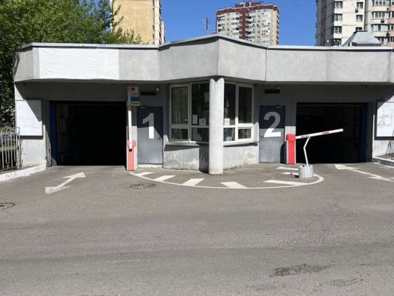 Здам паркомісце Срібнокільська 1