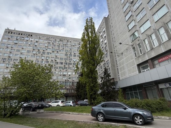 Оренда паркомісць на вул. Євгена Сферстюка,23