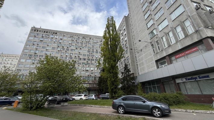 Оренда паркомісць на вул. Євгена Сферстюка,23 - фото 1