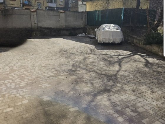 Паркомісце в  закритому подвір'ї Львів