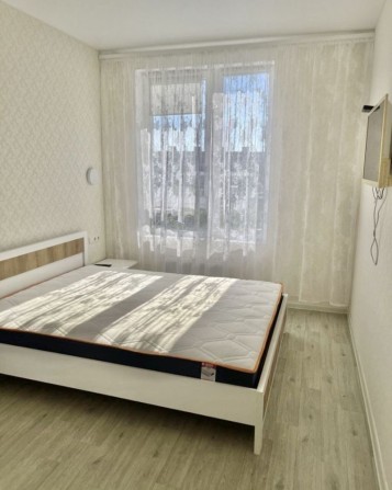 СДАМ  1 ком Квартиру в Новом ЖК Таирова Новая мебель техника - фото 1