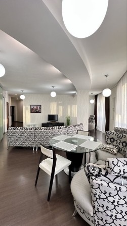 Сдам 3-х к. квартиру 114м2 с паркоместом Гагарина 95А панорамные окна - фото 1