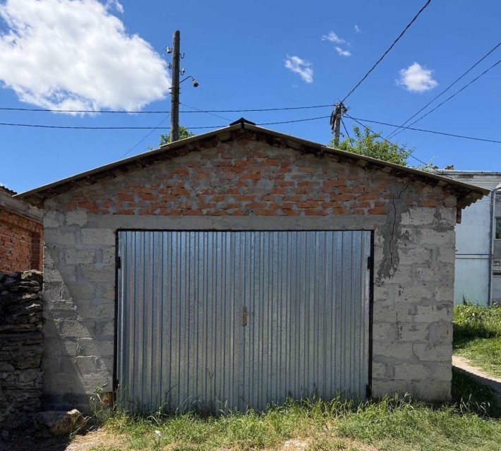 Продам гараж у центрі Почаєва, вул. Шевченка, 22 м² - фото 1